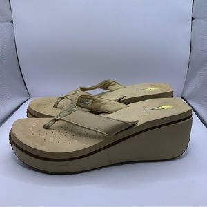 2000’s Tan platform chicly flip flops size 10 volatile